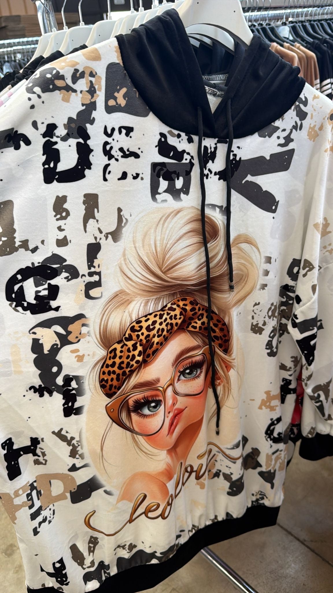 Tunika velur bila blond dívka s drdolem a brýlemi