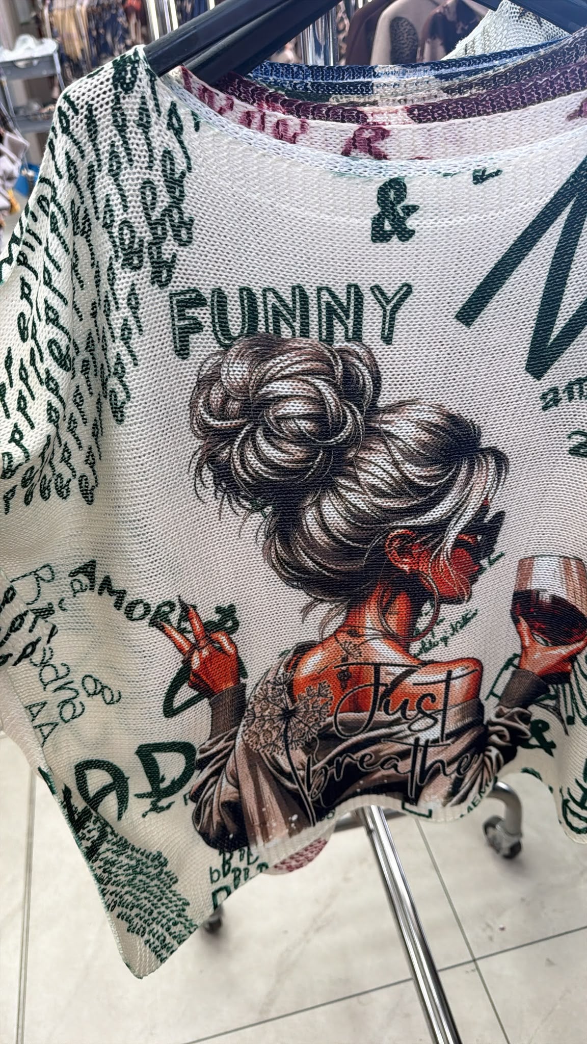 Lehký svetřík dívka s vínem v ruce nápis funny zelená
