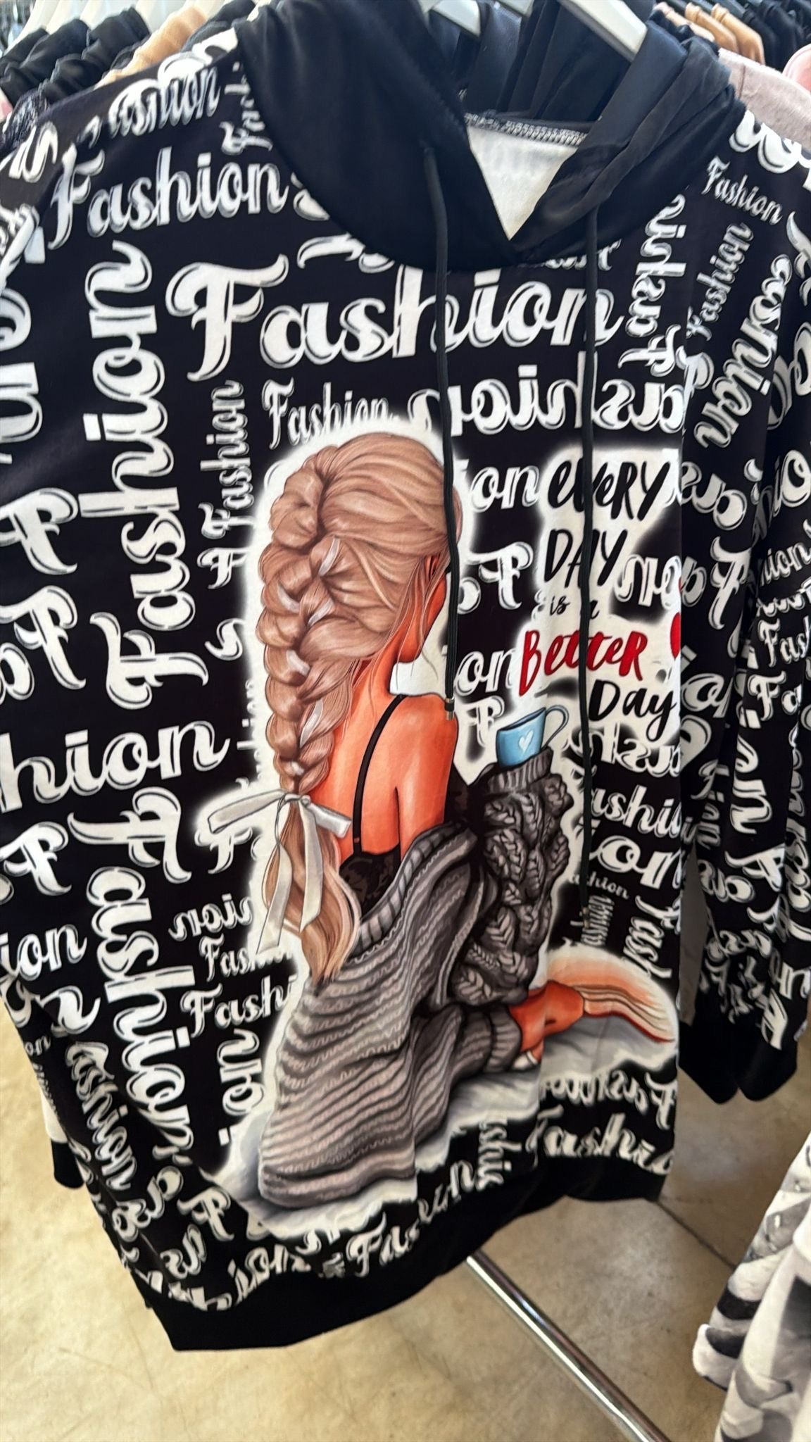 Tunika velur černá bílé nápisy Fashion ￼ blondýna spletený cop